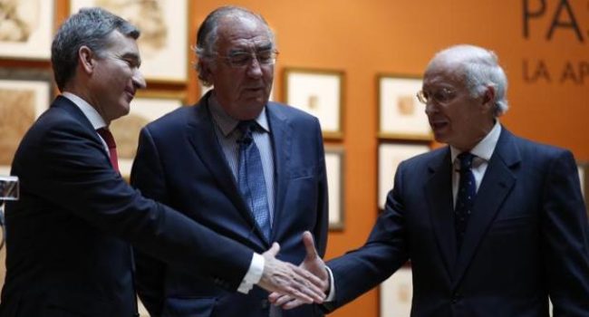 Los principales dirigentes de Ibercaja, Víctor Iglesias (izda, consejero delegado) y José Luis Aguirre (dcha, presidente) se estrechan la mano en presencia del anterior presidente, Amado Franco. Foto: Ten Zaragoza