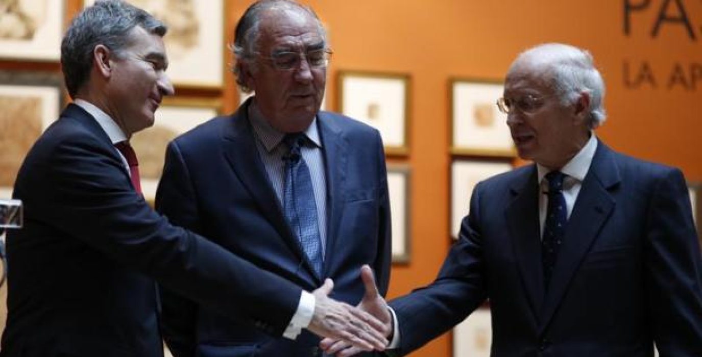 Los principales dirigentes de Ibercaja, Víctor Iglesias (izda, consejero delegado) y José Luis Aguirre (dcha, presidente) se estrechan la mano en presencia del anterior presidente, Amado Franco. Foto: Ten Zaragoza