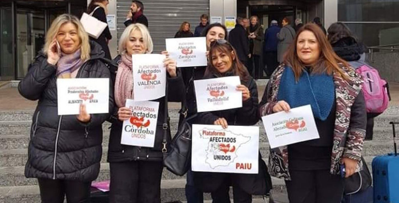 Afectadas por iDental, en las puertas del Parlamento Europeo.