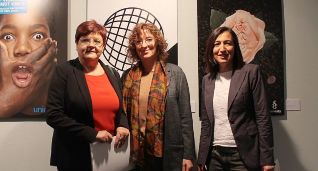 La diputada delegada de Cultura de la DPZ, Cristina Palacín, la diputada delegada de Políticas de Igualdad de la DPZ, Pilar Mustieles, y la comisaria de la exposición, Carmen Pérez-Ramírez, durante la presentación en Zaragoza. Foto: DGA.