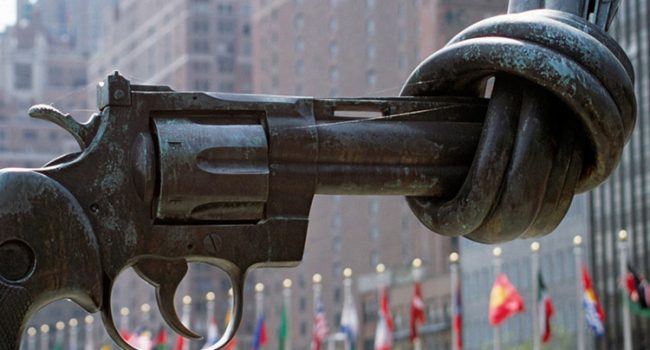 Escultura por la No Violencia del artista sueco Carl Fredrik Reuterswärd en la sede de la ONU en Nueva York. Foto: ONU.