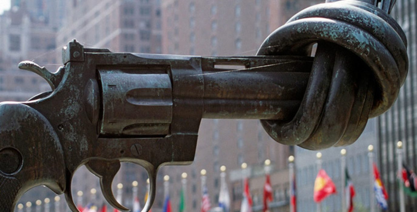 Escultura por la No Violencia del artista sueco Carl Fredrik Reuterswärd en la sede de la ONU en Nueva York. Foto: ONU.