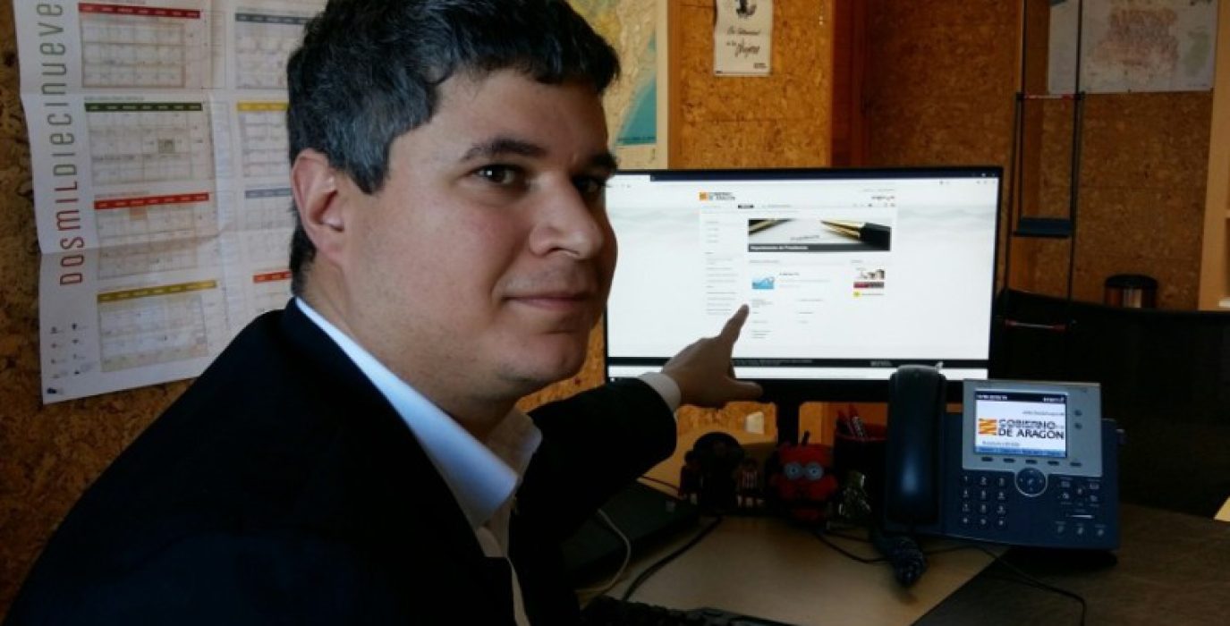 Julio Embid muestra la ventana sobre Memoria puesta en marcha este viernes dentro de la web del Gobierno de Aragón.