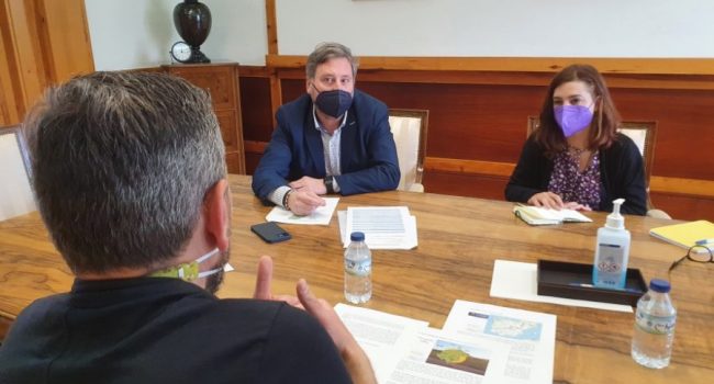 Soro en una mesa con una representante de Bielas Salvajes