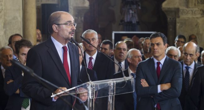Javier Lambán jura el cargo de Presidente de Aragón ante la atenta mirada de Pedro Sánchez.