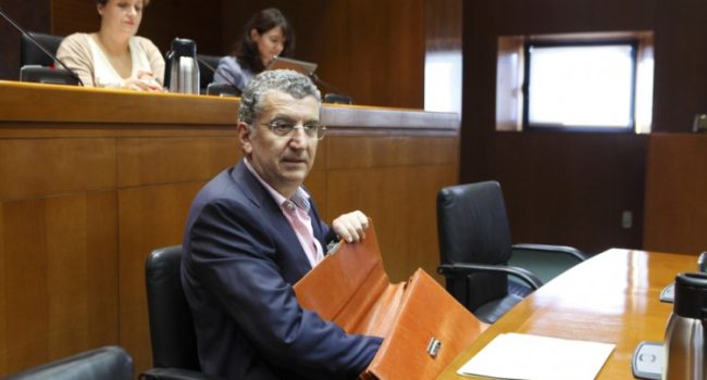 El consejero de Sanidad, Sebastián Celaya, en las Cortes de Aragón.