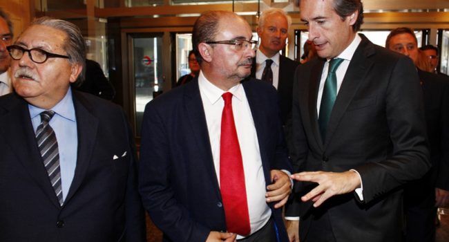 Javier Lambán conversa con Íñigo de la Serna en una visita a Aragón del ministro.