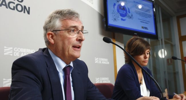 El consejero de Desarrollo Rural y Sostenibilidad, Joaquín Olona, y la directora del Instituto Aragonés del Agua, Inés Torralba, presentando la campaña informativa sobre el Impuesto de Contaminación de las Aguas (ICA).