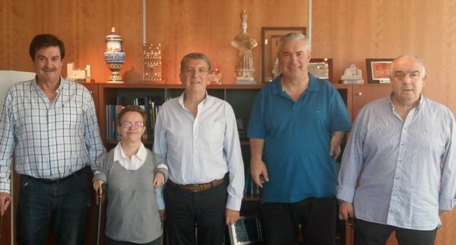 El consejero de Sanidad en una reunión mantenida en septiembre con representantes de las personas afectadas por la Talidomida en Aragón.