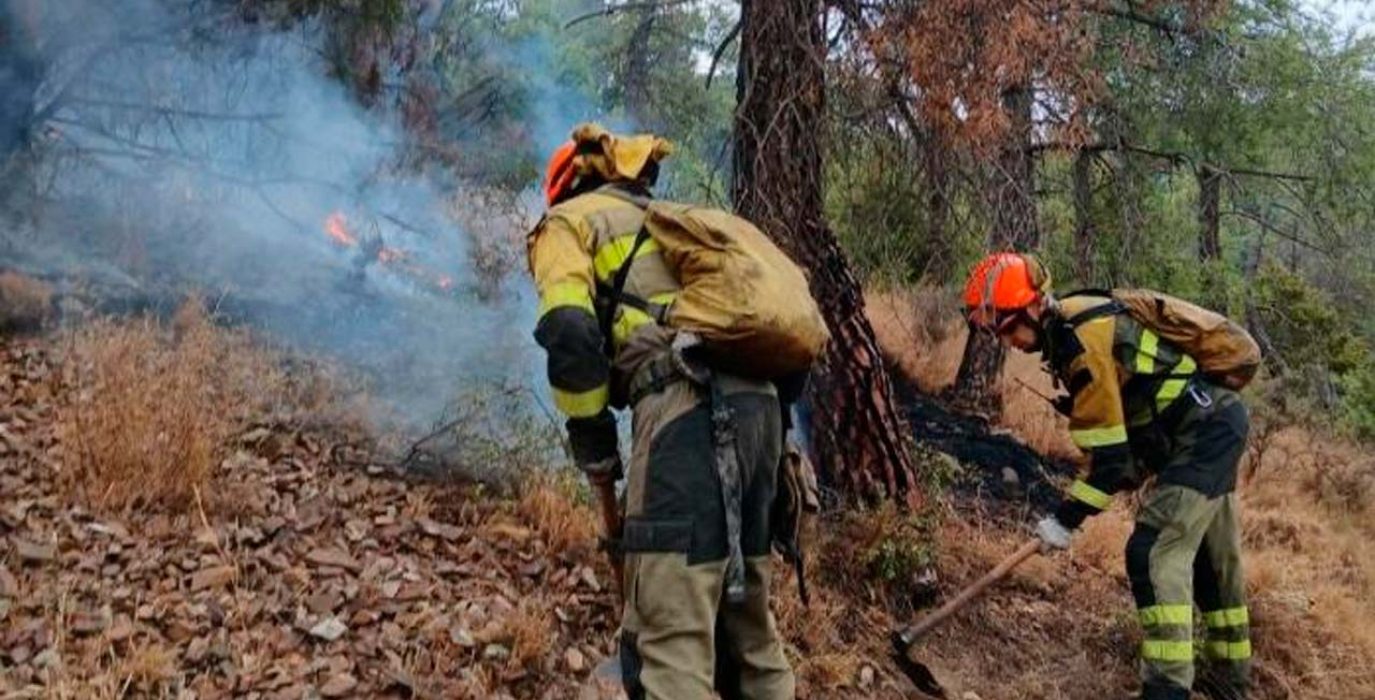 Trabajos de extinción en el incendio de la Sierra de Algairén. | Foto: DGA