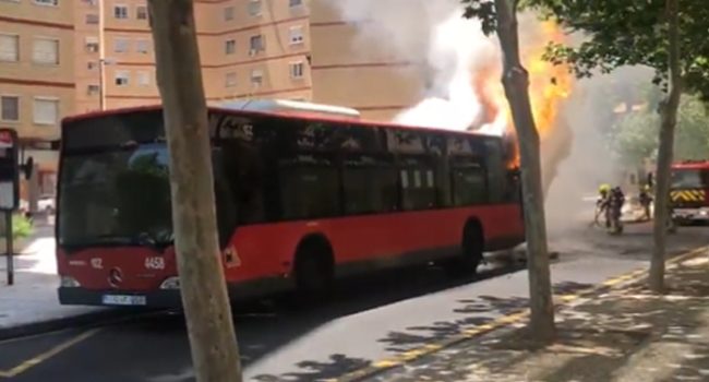Imagen del incendio del bus urbano en Vadorrey. Foto: CUT