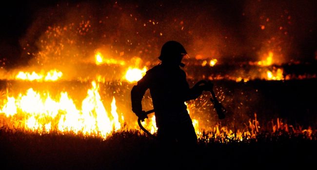 Un bombero a contraluz en un incendio