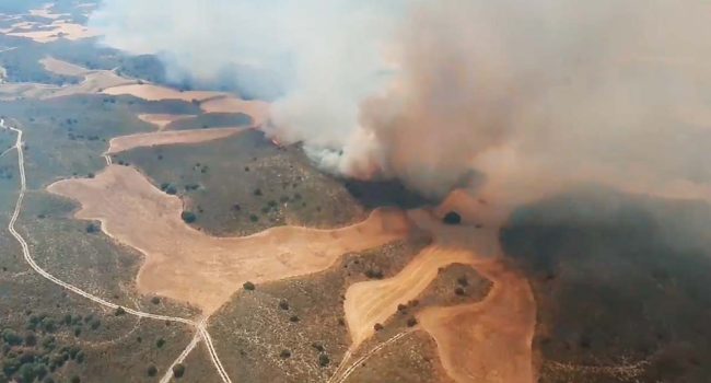 Captura de un video realizado sobrevolando el incendio compartido por INFOAR este jueves