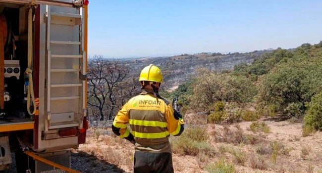 (Archivo) Bomberos y bomberas de INFOAR siguen trabajando para refrescar una zona de incendio. | Foto: DGA