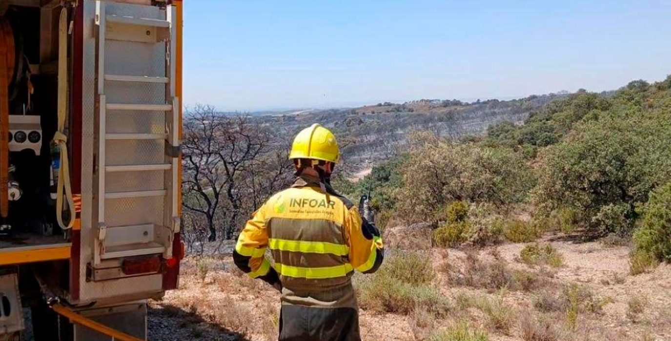 (Archivo) Bomberos y bomberas de INFOAR siguen trabajando para refrescar una zona de incendio. | Foto: DGA