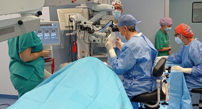 Inicio de una operación de cataratas en el Hospital Nuestra Señora de Gracia