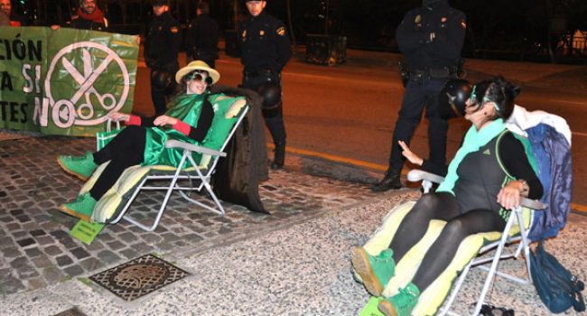 Imagen de una protesta de interinos en Zaragoza. Foto: El Ventano (Archivo)