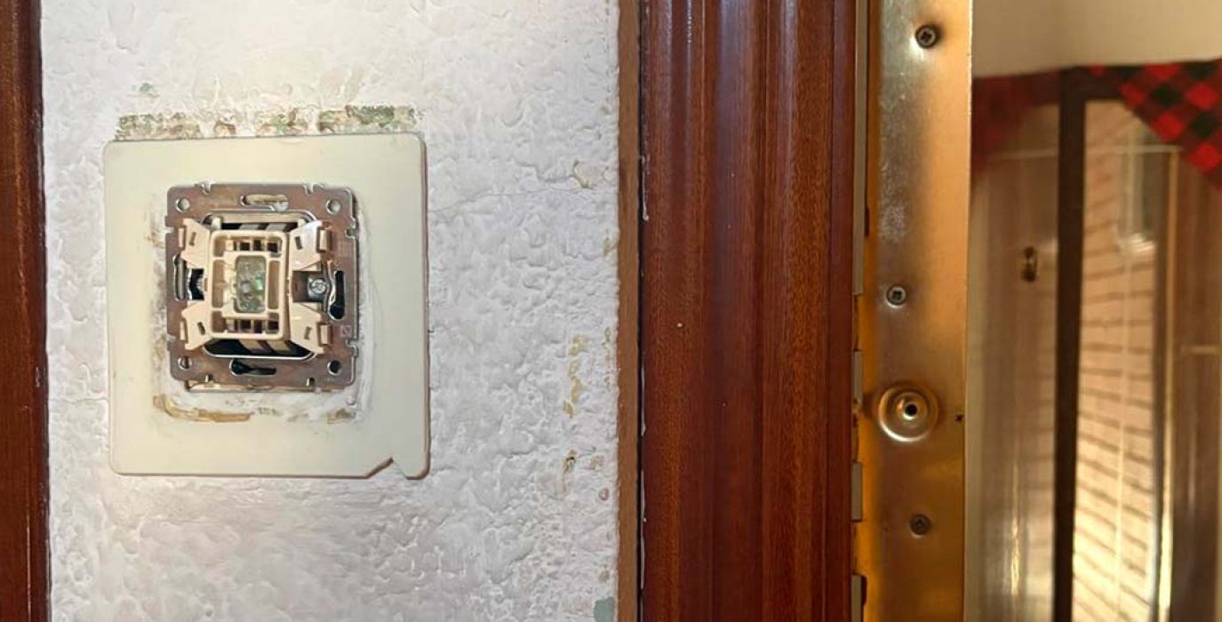 Los daños en la puerta del buzón o en los interruptores han acompañado a la actuación de ‘OkupAcción’
