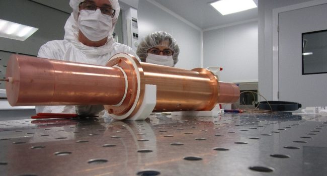 Equipo de investigación de ANAIS 112 en la sala blanca del Laboratorio Subterráneo de Canfranc (Aragón) montando los detectores en 2017 | Foto: Universidad de Zaragoza