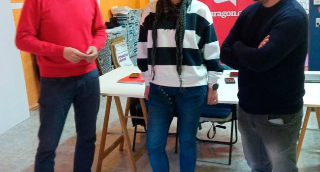 Raúl Romero, portavoz del grupo IU en el ayuntamiento de Andorra; Anacris Pérez, coordinadora comarcal,  y David Villanueva, concejal de IU | Foto: IU Andorra