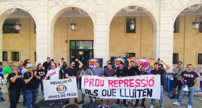 Els catorze joves a l'eixida dels jutjats d'Alacant el dijous 13 de juny | Foto: La Directa
