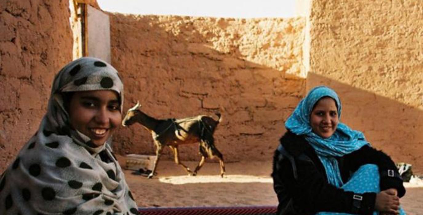 dos mujeres saharauis sentadas