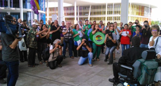 Un centenar de personas se ha concentrado en la Ciudad del Justicia de Zaragoza. Foto: @arainfonoticias