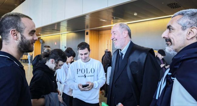 El abogado de la plataforma explica el aplazamiento de la vista a las puertas de la sala. | Foto: Pablo Híjar, AraInfo