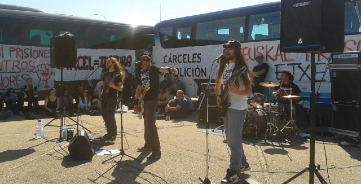 Actuación de K-Tólicos en la XII Marcha contra la macrocárcel de Zuera. Foto: S.O. (AraInfo)