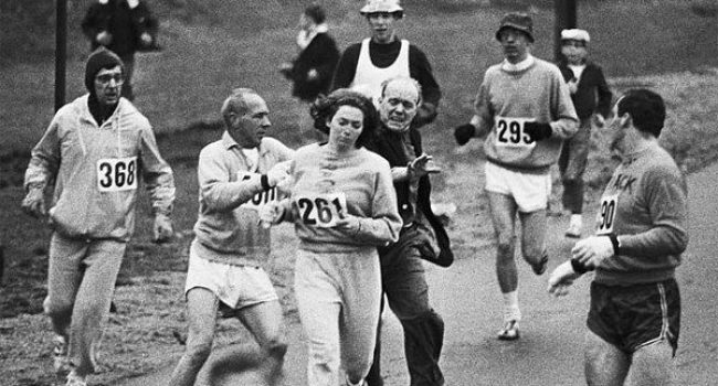 Kathrine Switzer agredida durante la Maratón de Boston de 1967.