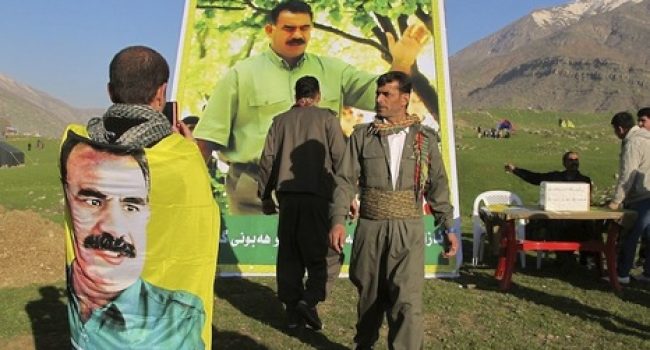 Los retratos del líder del PKK jalonaban la fiesta del Newroz en las montañas de Kandil. Foto: Karlos Zurutuza