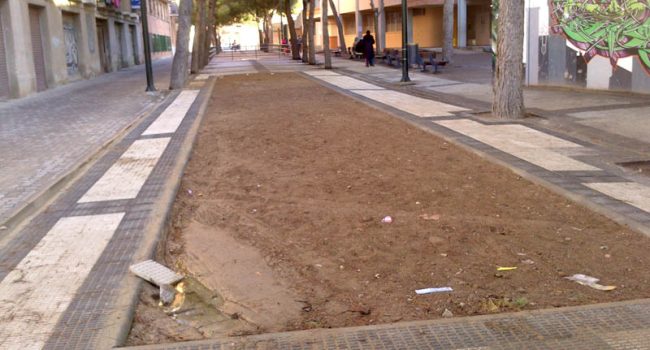 Zonas de tierra que entorpecían el acceso al colegio Sáinz de Varanda en el barrio de La Paz. Foto: CHA