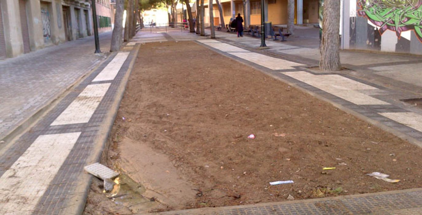 Zonas de tierra que entorpecían el acceso al colegio Sáinz de Varanda en el barrio de La Paz. Foto: CHA