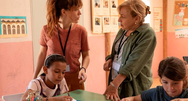 Carmen Machi es la protagonista de la pelicula La Voluntaria inaugural del Festival de cine de Uesca, aparece con otra actriz dos niños estudiando