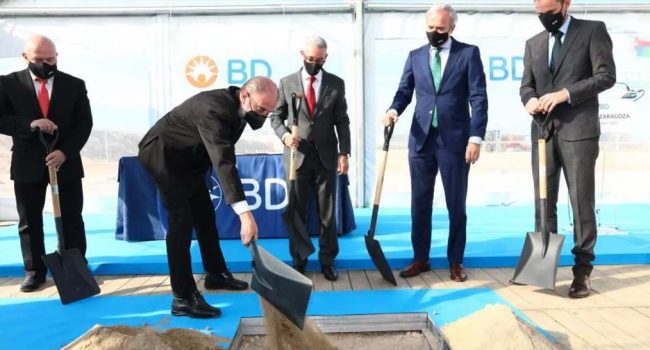 Javier Lambán y Jorge Azcón participan en la colocación de la primera piedra de la planta de Zaragoza en 2021. | Foto: Gobierno de Aragón