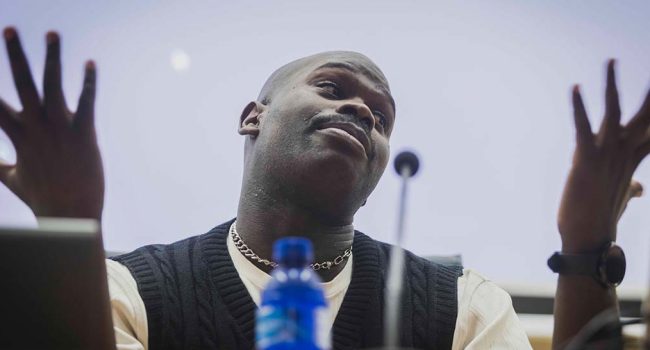 Lamine Thior durante la charla ofrecida este 21 de noviembre en Zaragoza. | Foto: Juan Manzanara