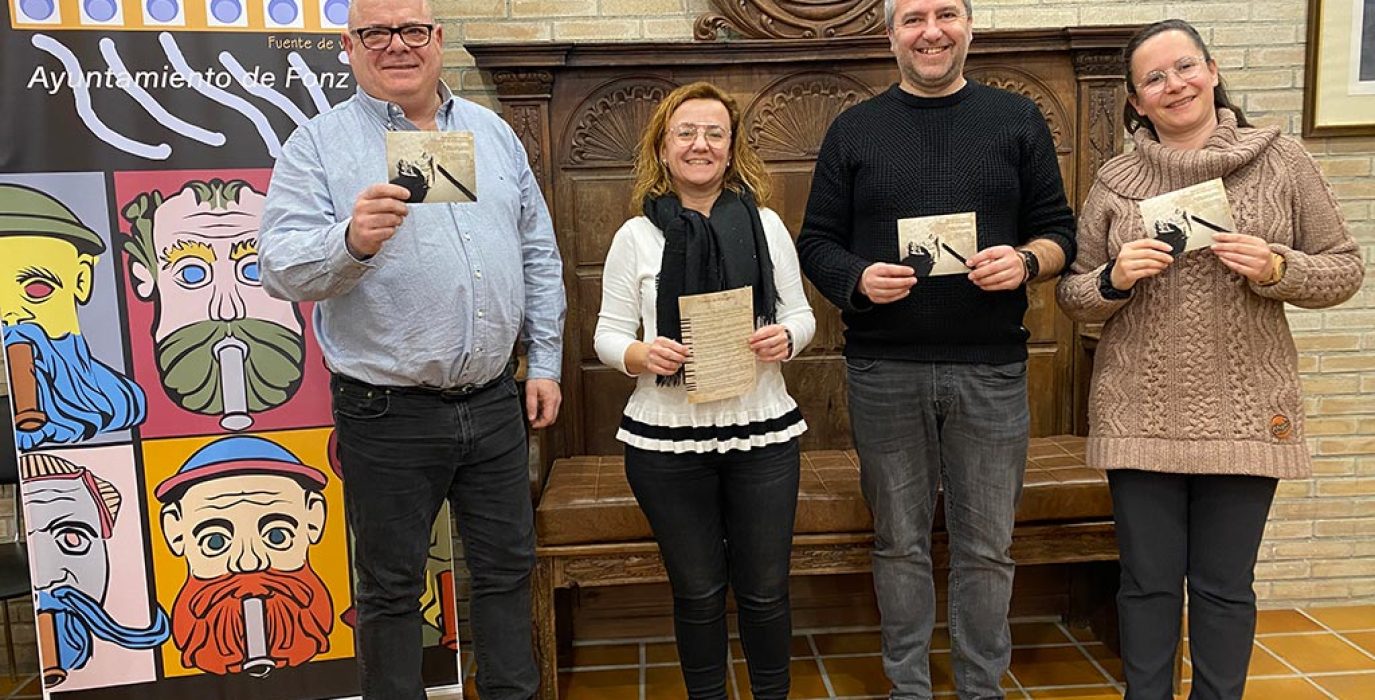 cuatro personas posando con el cartel de certamen literario