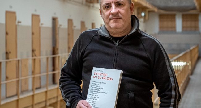 Àlex Romaguera con su libro "Víctimes en so de pau", en la cárcel Modelo de Barcelona, donde ejecutaron a Salvador Puig Antich | Foto: Dani Codina