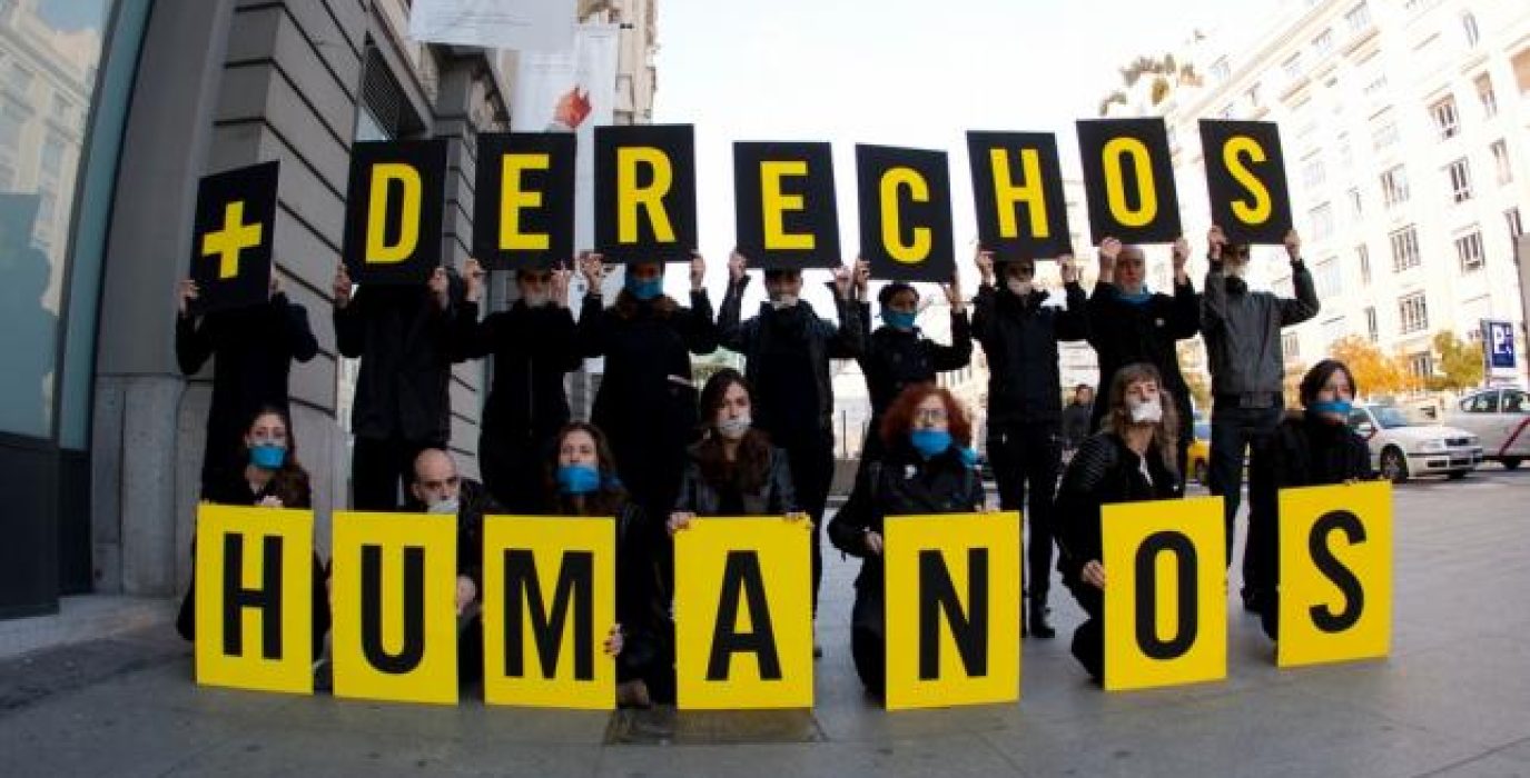 Performance de No Somos Delito contra la Ley Mordaza en el Congreso en 2014. Foto: Juan Zarza (Diso Press)