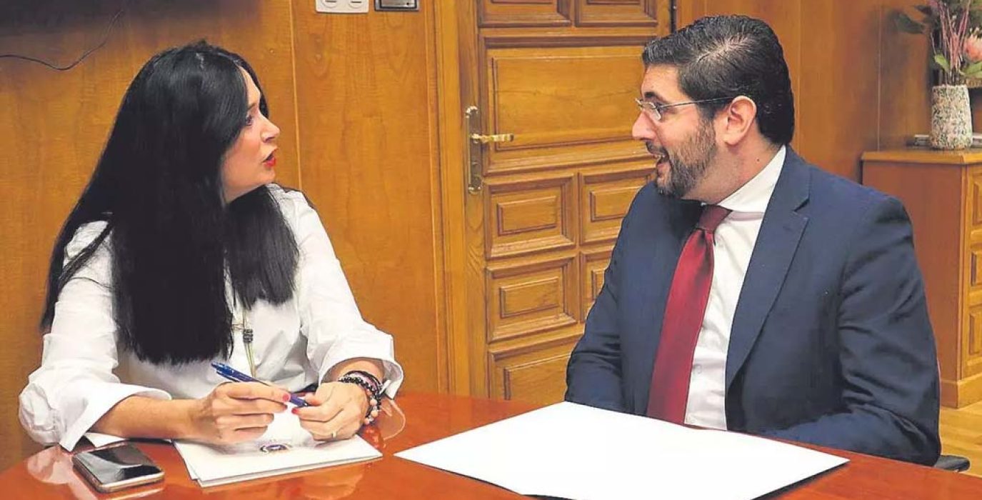 La alcaldesa de Uesca, Lorena Orduna (PP), reunida con Alejandro Nolasco, líder de Vox y exvicepresidente de la DGA | Foto: DGA