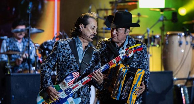 Los Tigres del Norte sobre el escenario del festival. | Foto: Jaime Oriz