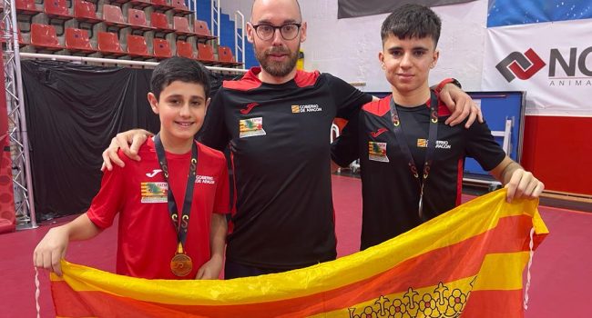 Álvaro Gimeno, Ricardo Pérez y Alejandro Vivo, jugadores y entrenador del School Zaragoza.