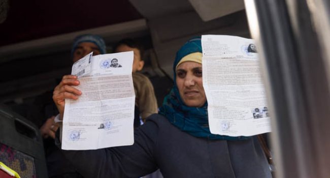 Una mujer siria en Idomeni enseña los papeles que le autorizan a cruzar la frontera de Macedonia. Foto: Pablo Ibáñez (AraInfo)
