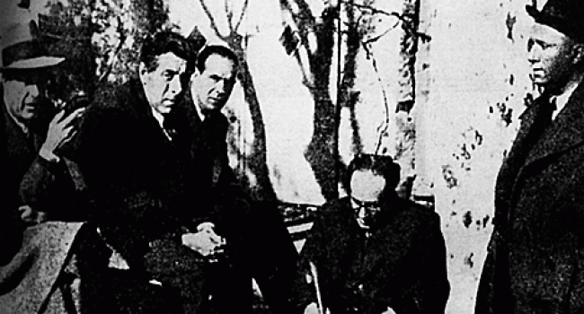 Antonio Machado y Corpus Barga, en la frontera francesa, camino del exilio.