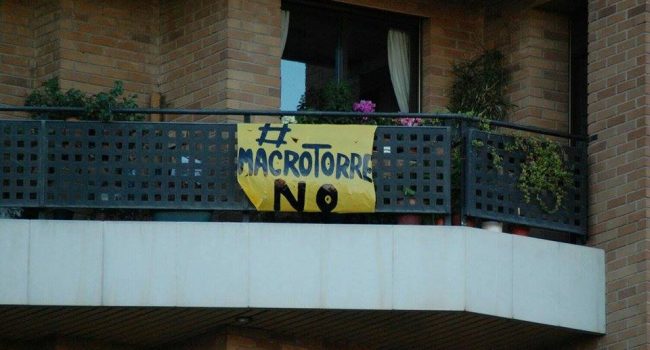 Pancarta colgada en un balcón del barrio contra la "macrotorre".