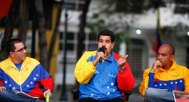 El Mandatario venezolano recordó al pueblo que lleva cuatro semanas llamando al diálogo nacional, invitando a la Mesa de la Unidad opositora a una reunión en Miraflores (sede del Gobierno), pero "se niegan a sentarse para hablar de paz".