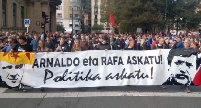 Cabecera de la manifestación por la libertad de Arnaldo Otegi y Rafa Díez Usabiaga. Foto: EH Bildu