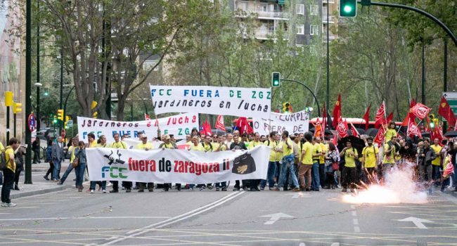 Imagen de una manifestación de la plantilla de FCC Parques y Jardines por las calles de Zaragoza. Foto: AraInfo