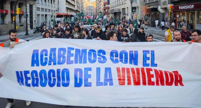 La cabecera de la manifestación en el Coso. | Foto: Pablo Híjar, AraInfo
