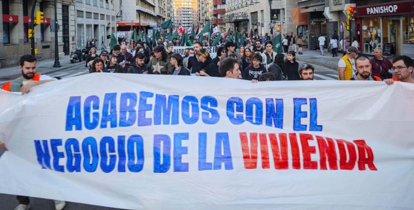 La cabecera de la manifestación en el Coso. | Foto: Pablo Híjar, AraInfo